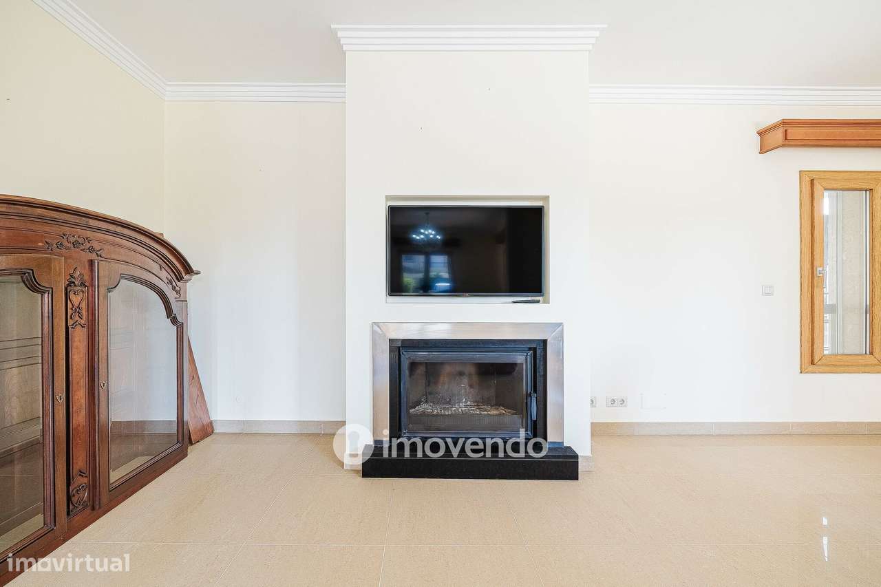 Moradia T4, com condomínio com piscina, em Almargem do Bispo-5