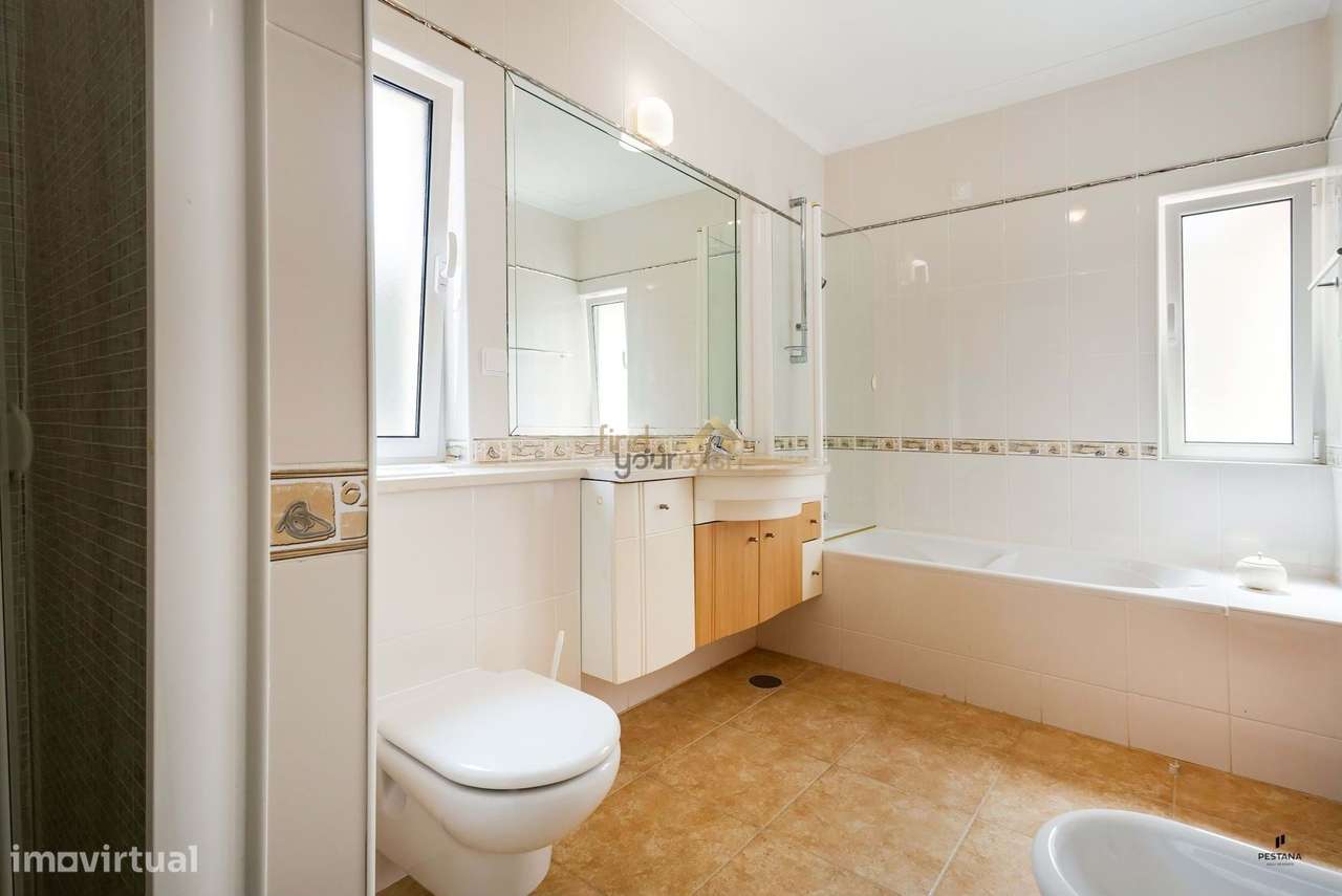 Moradia T4 com piscina, único piso,  com acesso direto ao exclusivo Ca-16