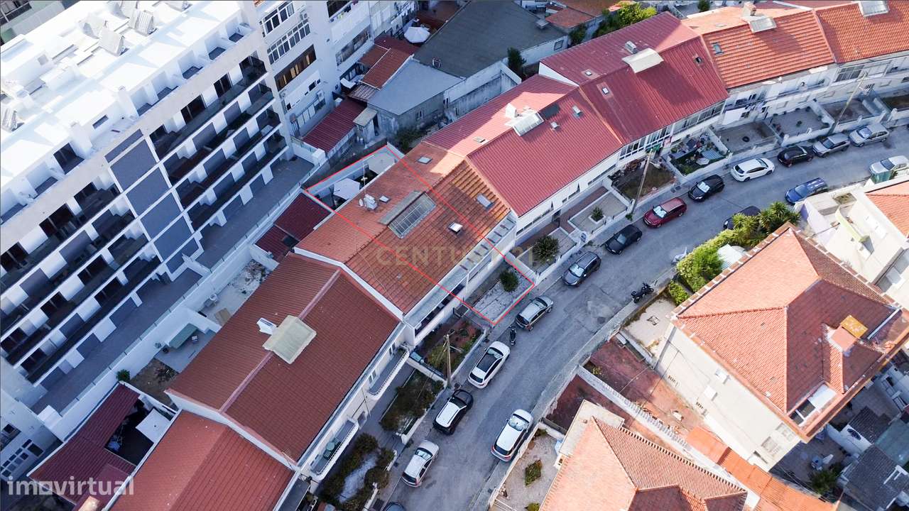 Apartamento T2 Renovado com Logradouro de 80m² no Centro de Almada-30