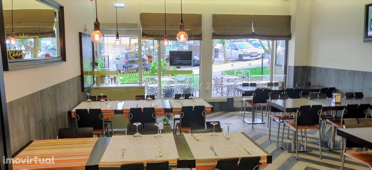 Restaurante Snack-Bar remodelado em Monte Abraão, clientes regulares e