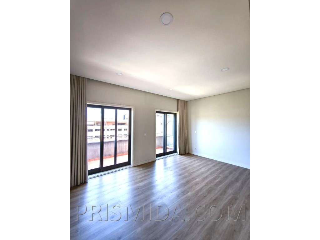 Duplex T4+office Renovado | Bi-Familiar | Terraço c/Churrasqueira-10