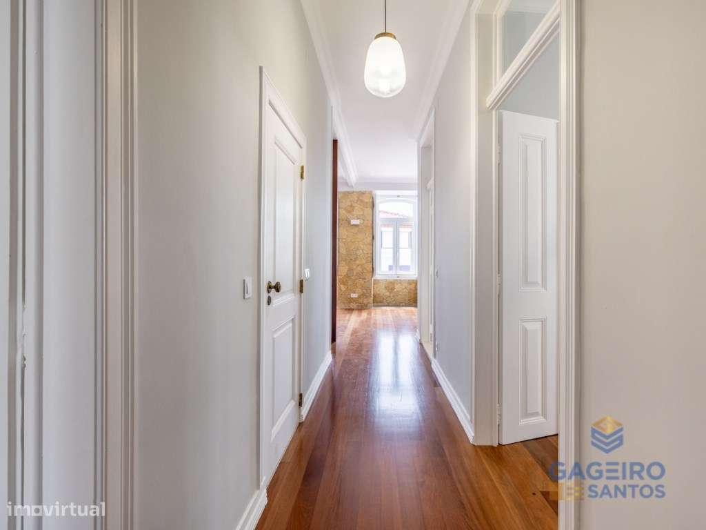 Apartamento Único com Charme Histórico e Conforto Moderno a Passos ...-17