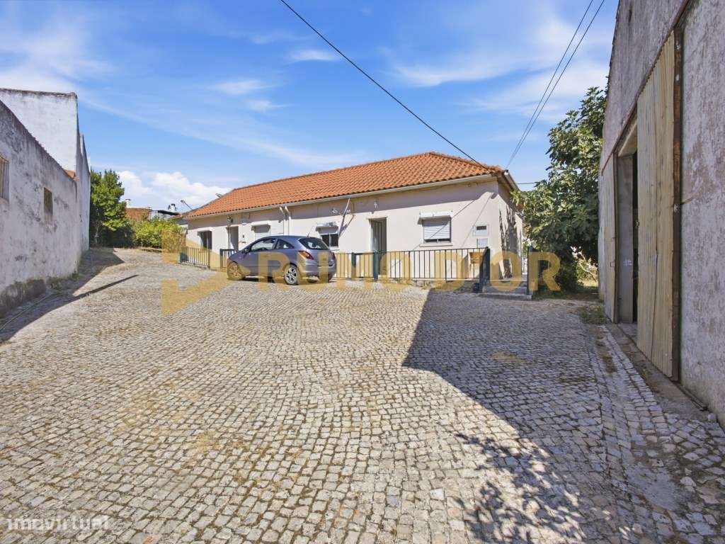 Quinta com 3 moradias e 3 garagens em Abrigada-26