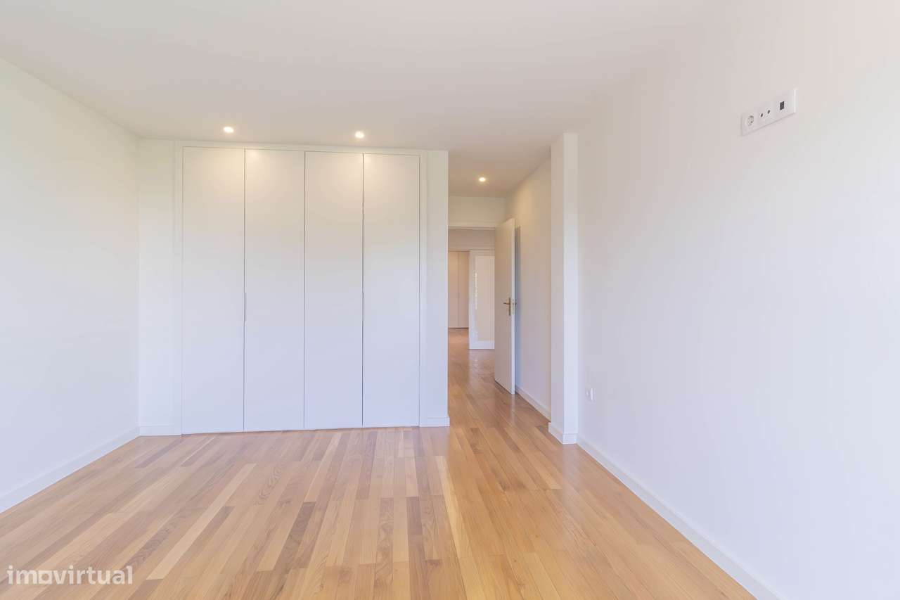 Apartamento T3, excelentes áreas 240m2 + garagem 31m2 + arrumos 4m2-48