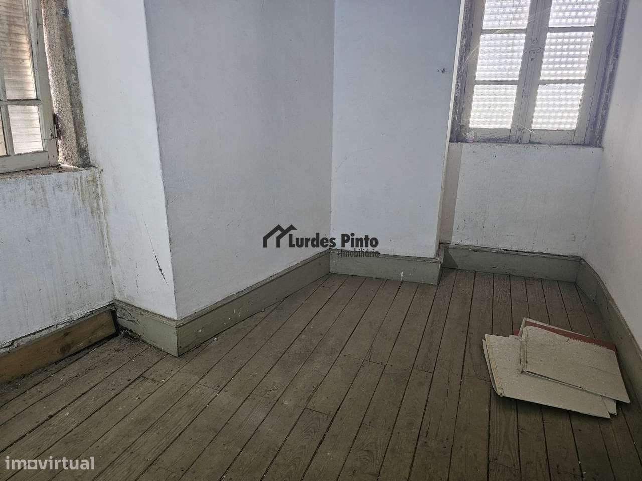 Moradia com possibilidade de seis T1-5