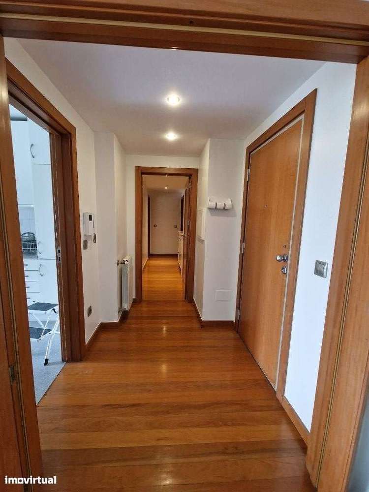 T2 Varanda e Garagem - Condomínio Fechado - Matosinhos Sul - Grande imagem: 5/24