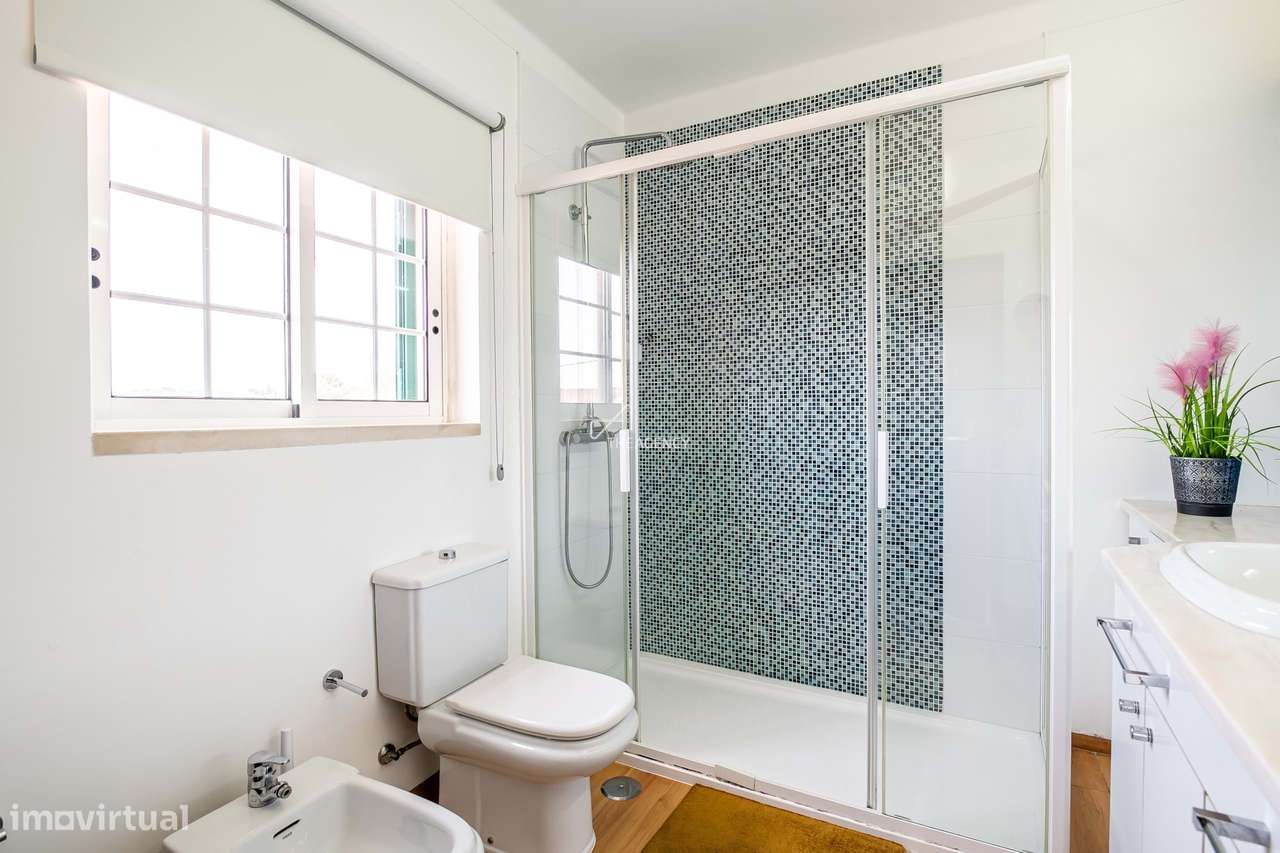 Moradia Independente no Estoril com 4 Quartos, Piscina e Garagem-18