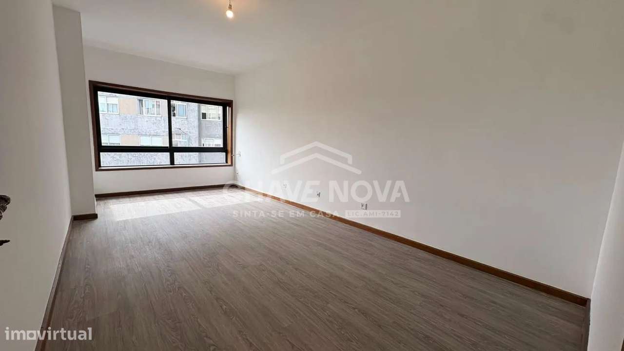 PS - Apartamento T3 Renovado, 3 Frentes, Terraço, Garagem, junto à VL8-5