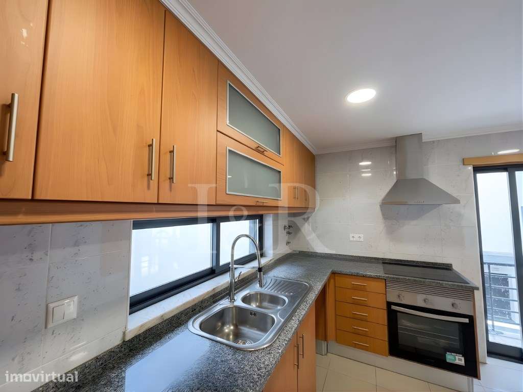 Moradia T5 com varandas, jardim e garagem no Feijó, Almada-15