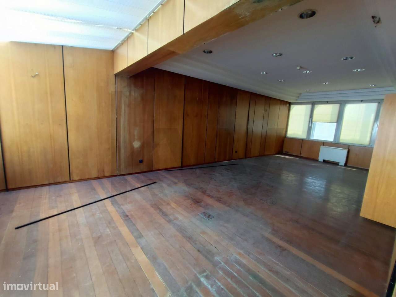 Armazém  Junto ao Aeroporto Internacional de Lisboa  - Prior Velho - L - Grande imagem: 5/27