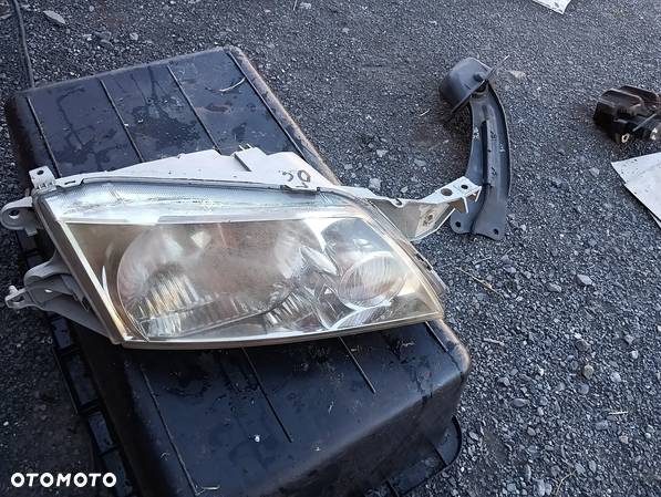 mazda premacy lampa reflektor przod przedni prawy prawa anglik - 1