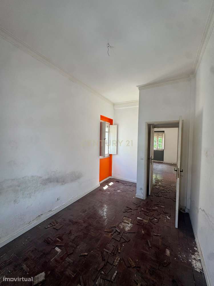MORADIA PARA OBRAS TOTAIS EM CARNIDE-15