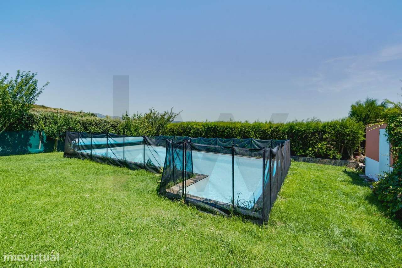 Fabulosa Moradia T4 com Piscina e Espaço Exterior-45