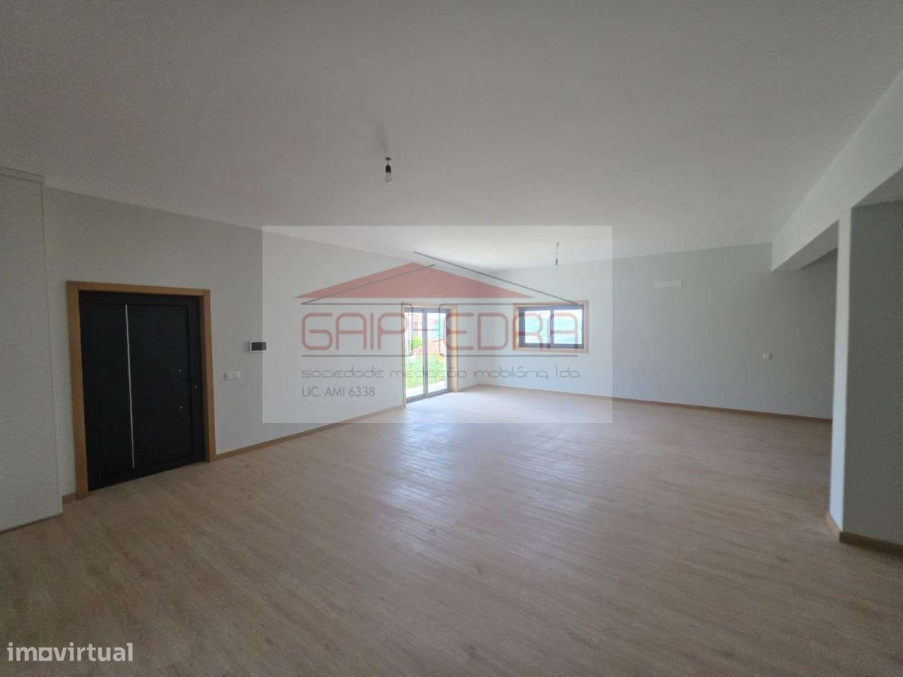 Moradia 4 frentes nova  com 840 m2 terreno em Felgueiras-17