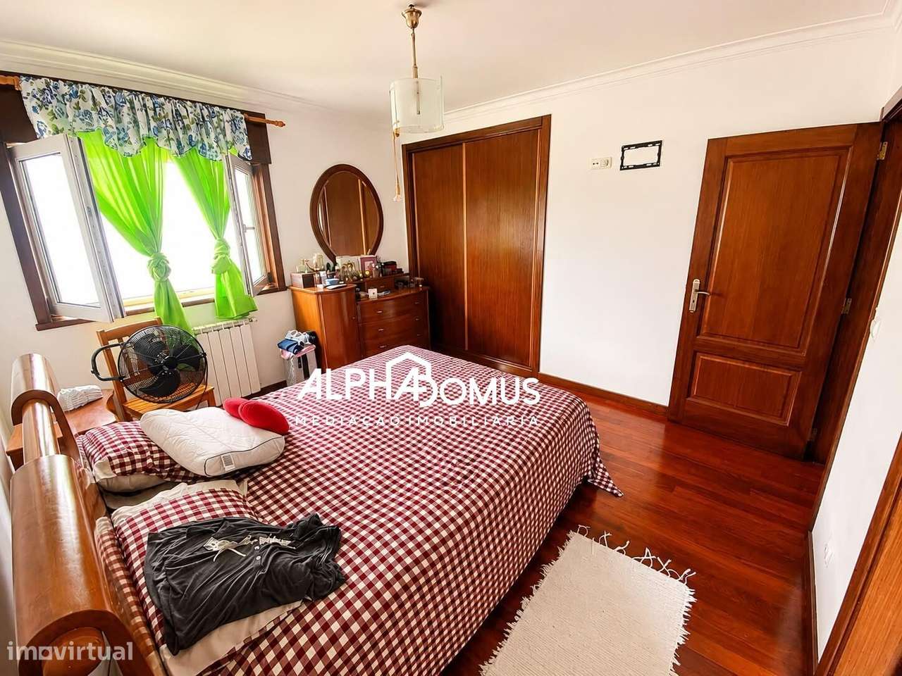 Moradia T4 com Suite, Sotão, Garagem e Espaço Exterior em Valença-4
