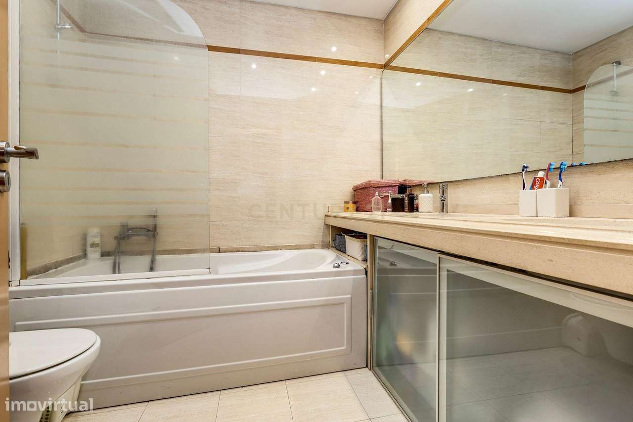Apartamento T3 com vista panorâmica sobre o Jamor em condomínio fechad-13