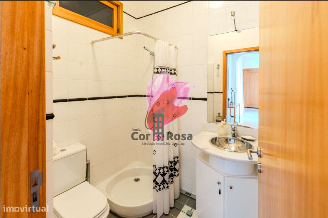 Casa Independente T4 + 2 com Piscina em Localização Privilegiada-5