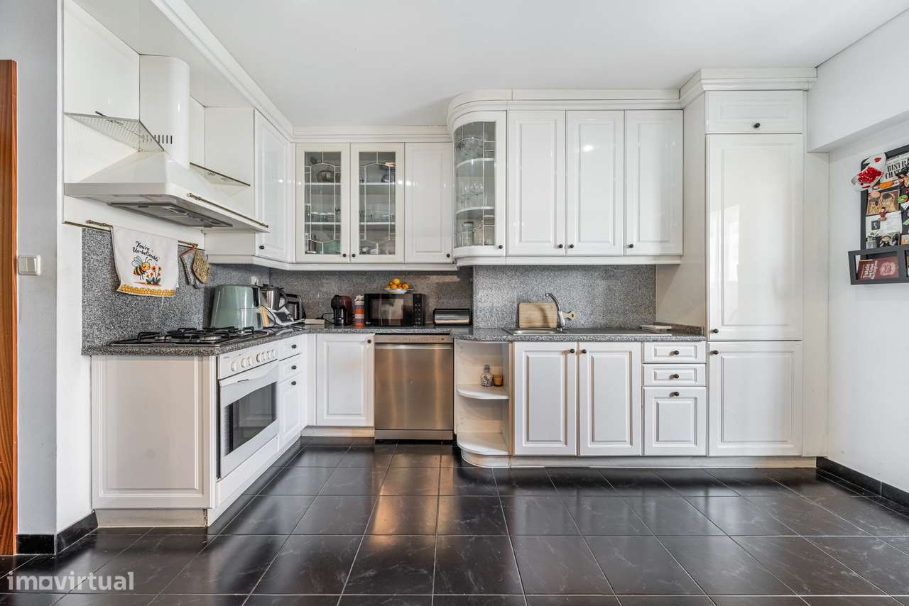 Apartamento T2+2 em plena Avenida da Liberdade-4