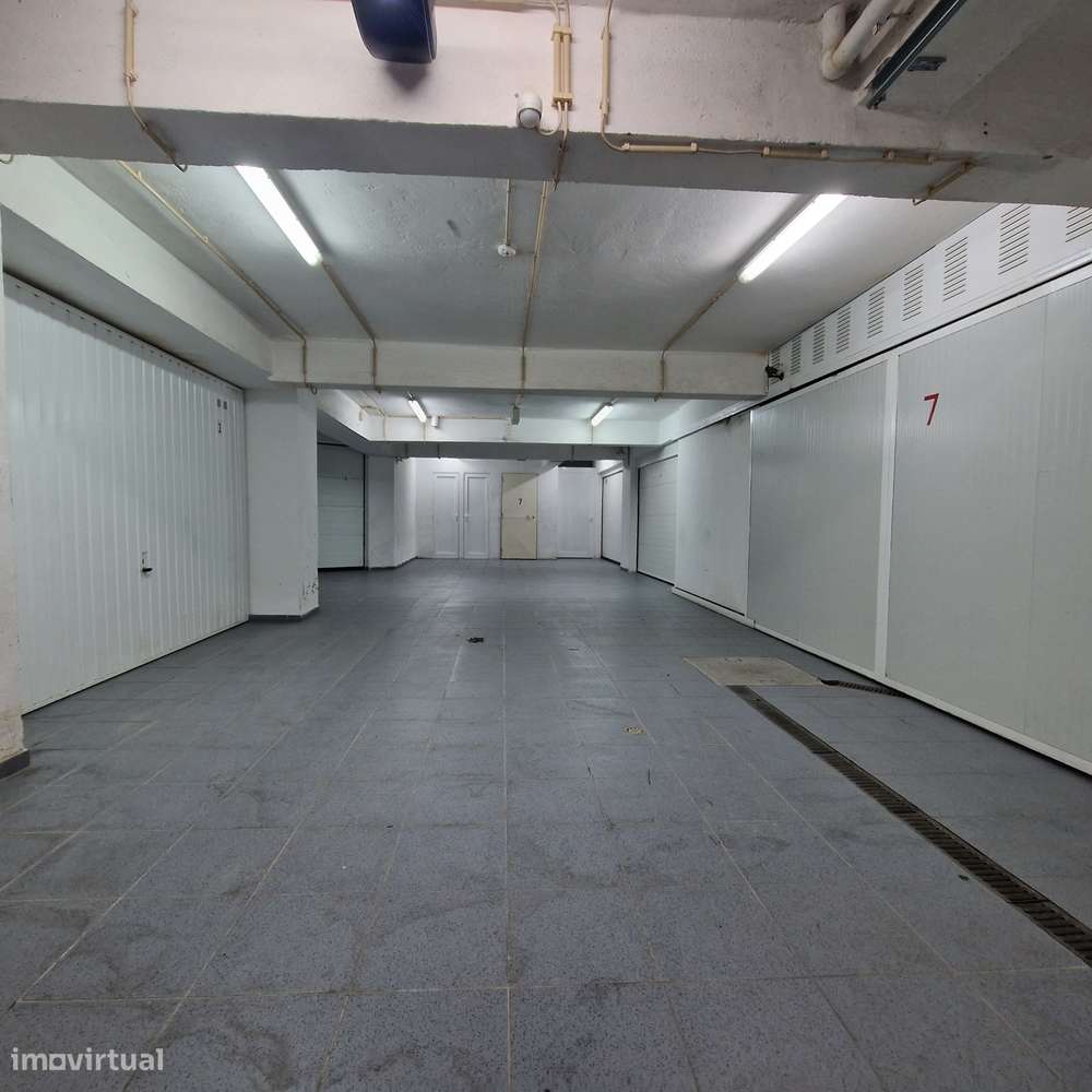 Garagem ampla com bom acesso - Grande imagem: 3/11