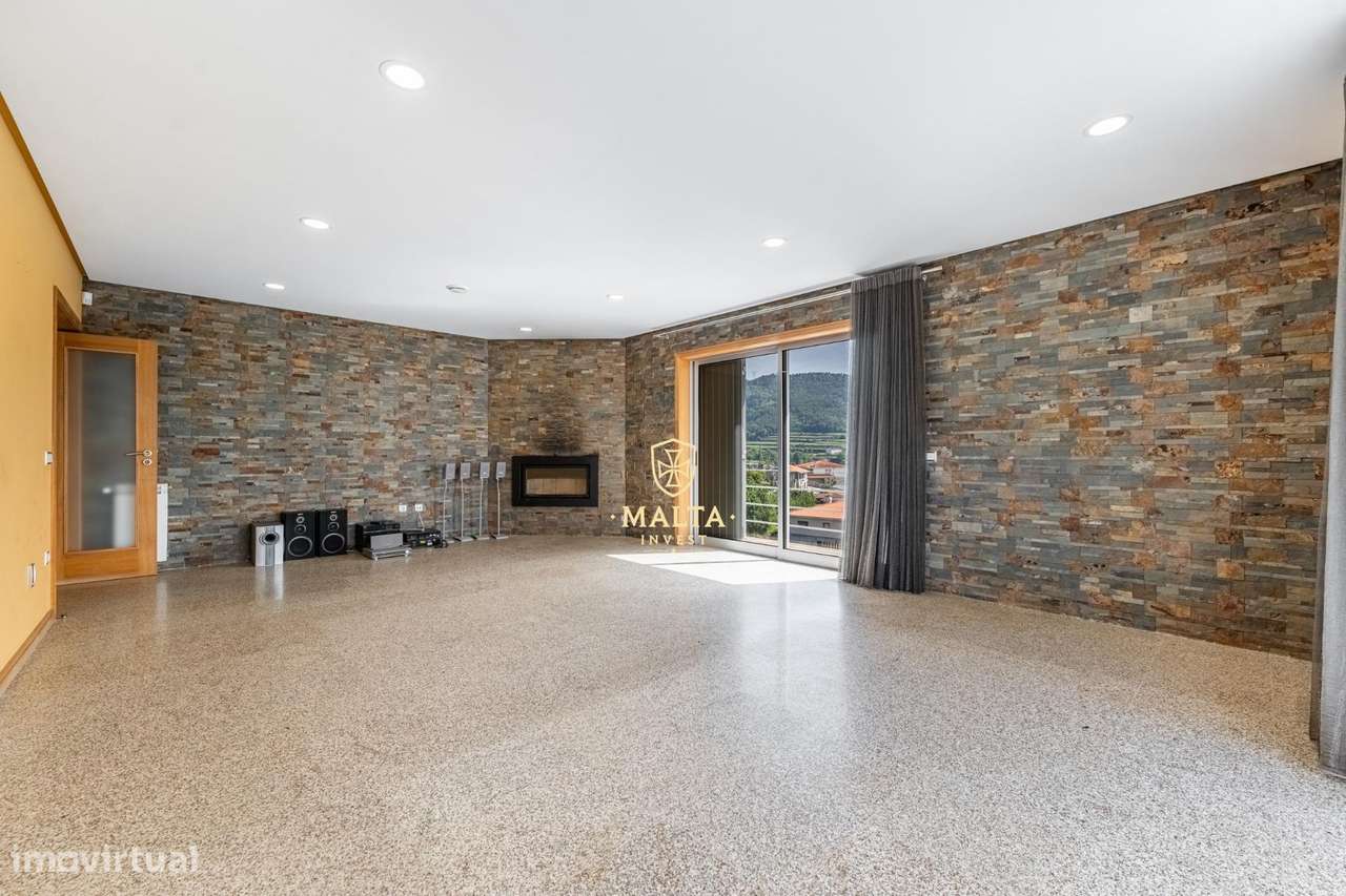 Moradia de Sonho na zona da Falperra!-42