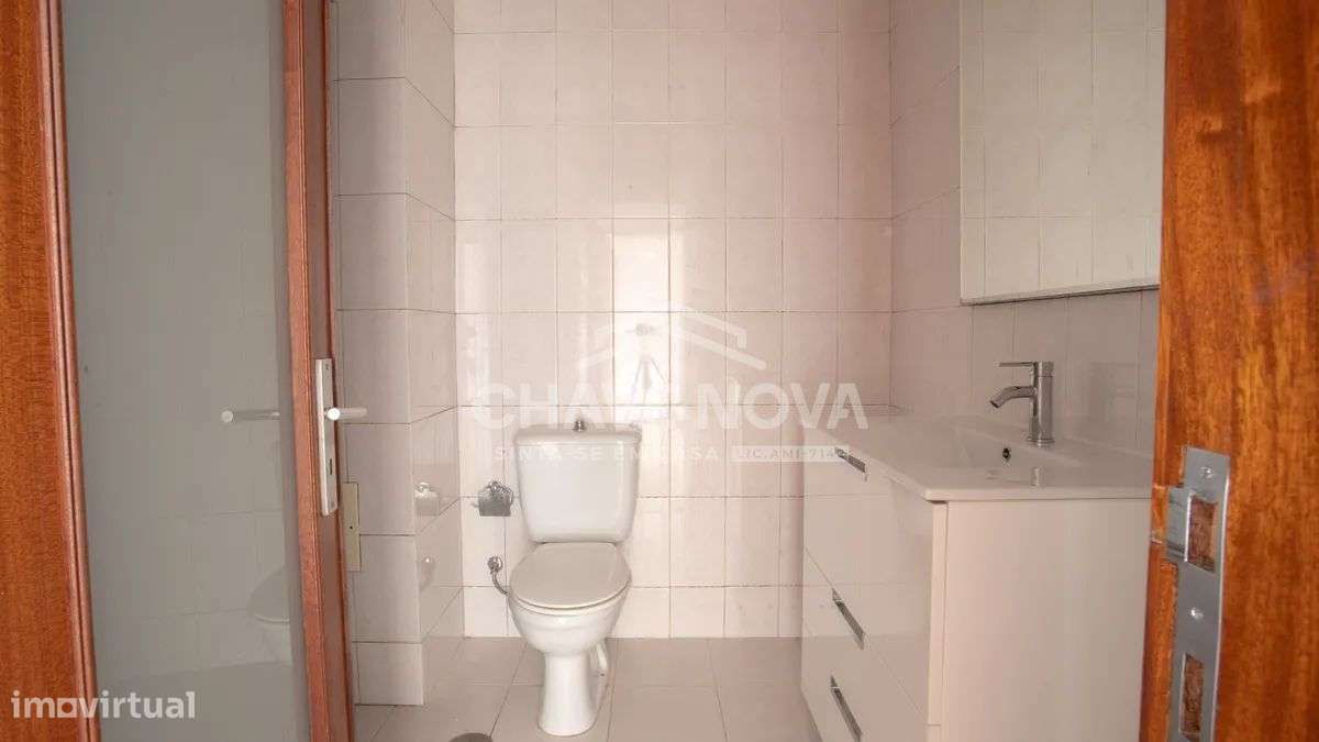 Apartamento T2 com varanda e garagem em Gaia-4