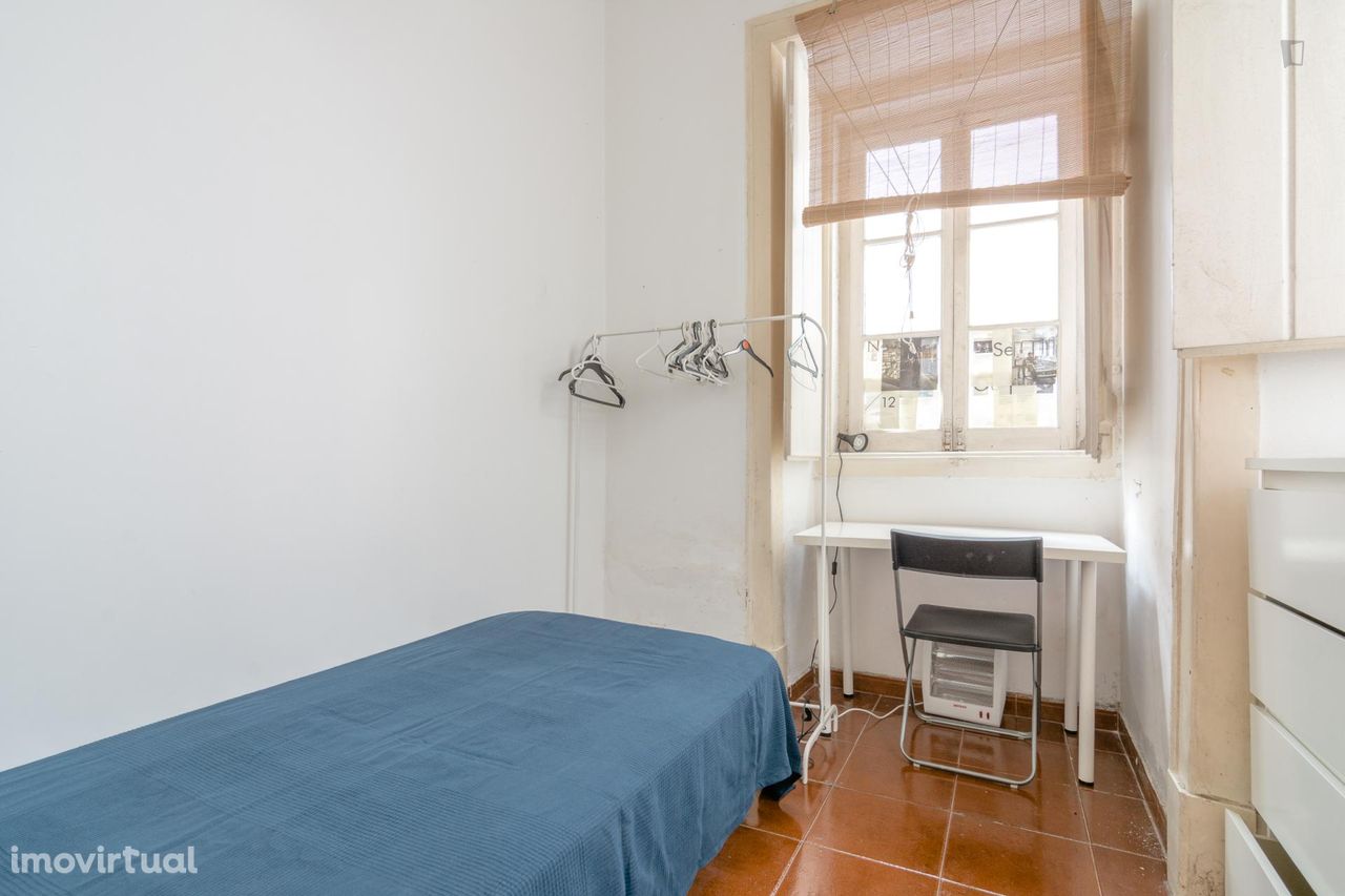 39930 - Quarto com cama de solteiro em apartamento com 4 quartos