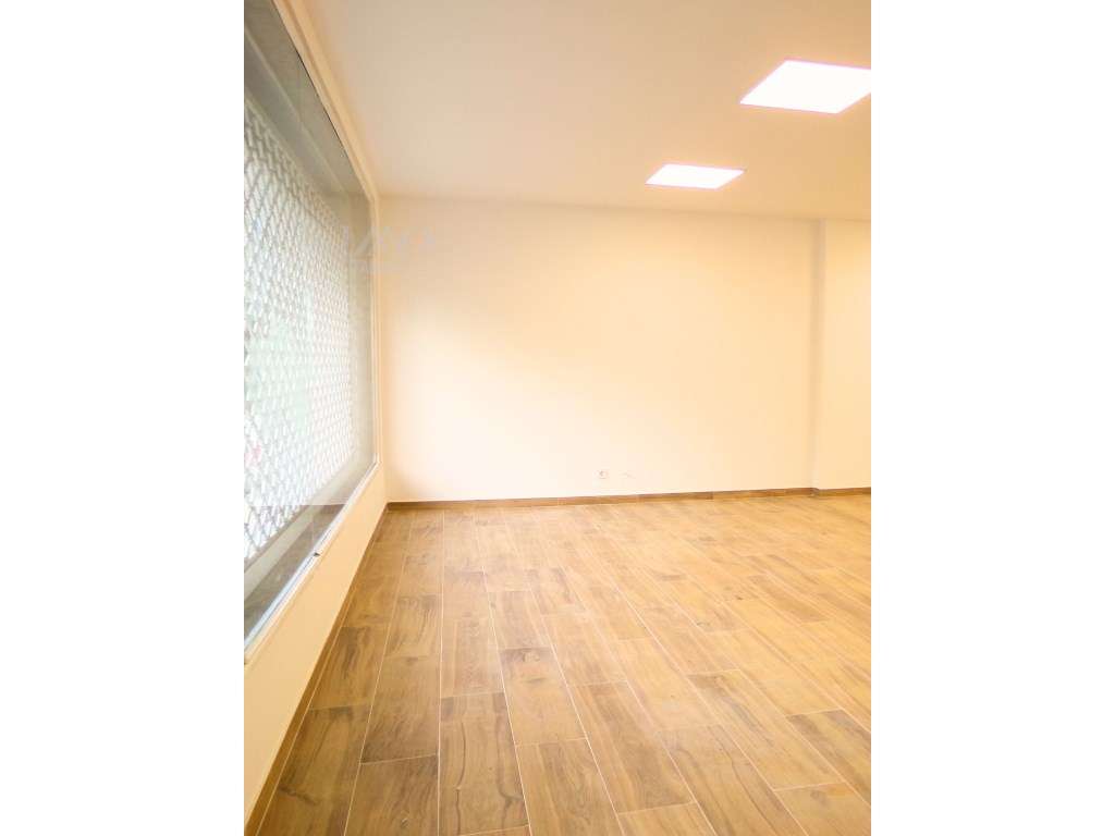 Espaço comercial com 586m² em Benfica-8