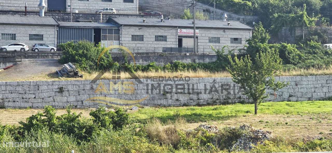 Moradia para restauro e terreno industrial com mais de 4000m²-10