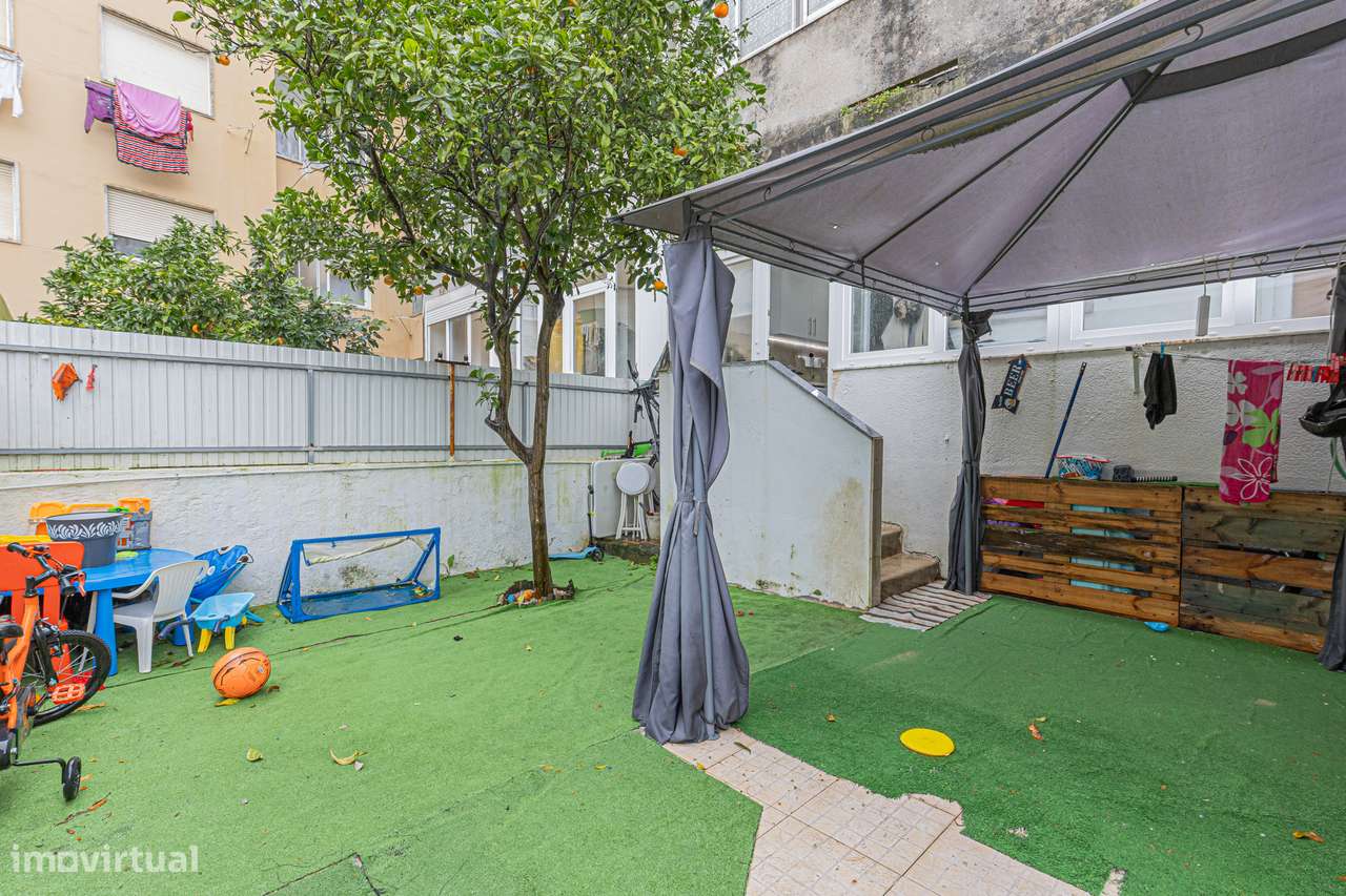 Apartamento T2 em RC com Quintal no Seixal-12