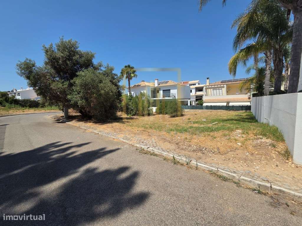 Lote de terreno com 440m2 para construção de moradia isolada T4+1, ...-3