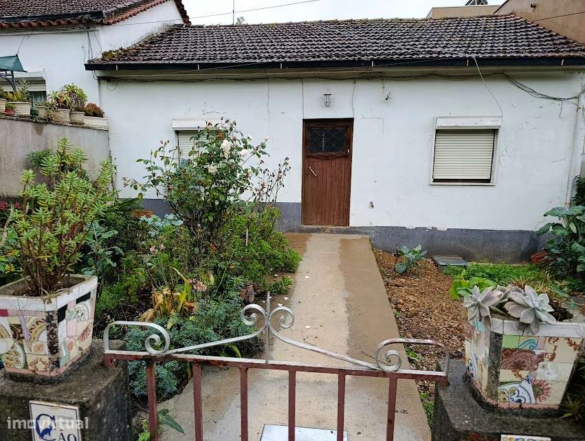 Moradia T3 geminada, com quintal, em Santa Clara, Coimbra - Grande imagem: 2/32