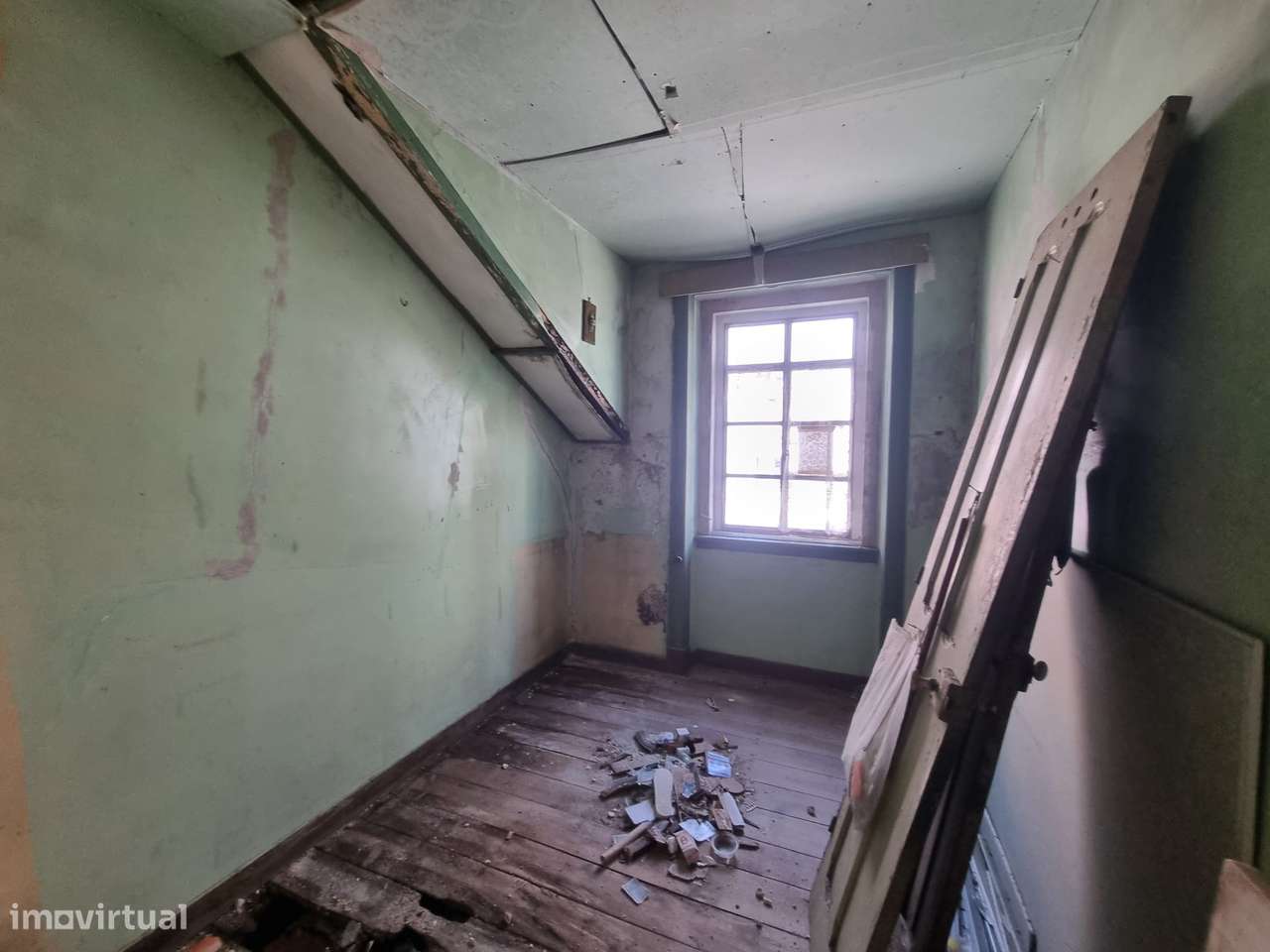 Moradia de dois pisos para remodelar - centro da Amadora-13