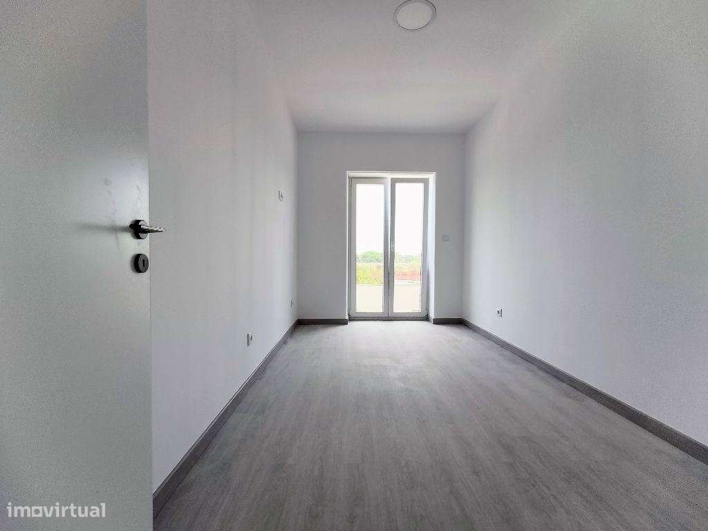 Apartamento T4 totalmente remodelado com suíte, varanda e vista rio...-11