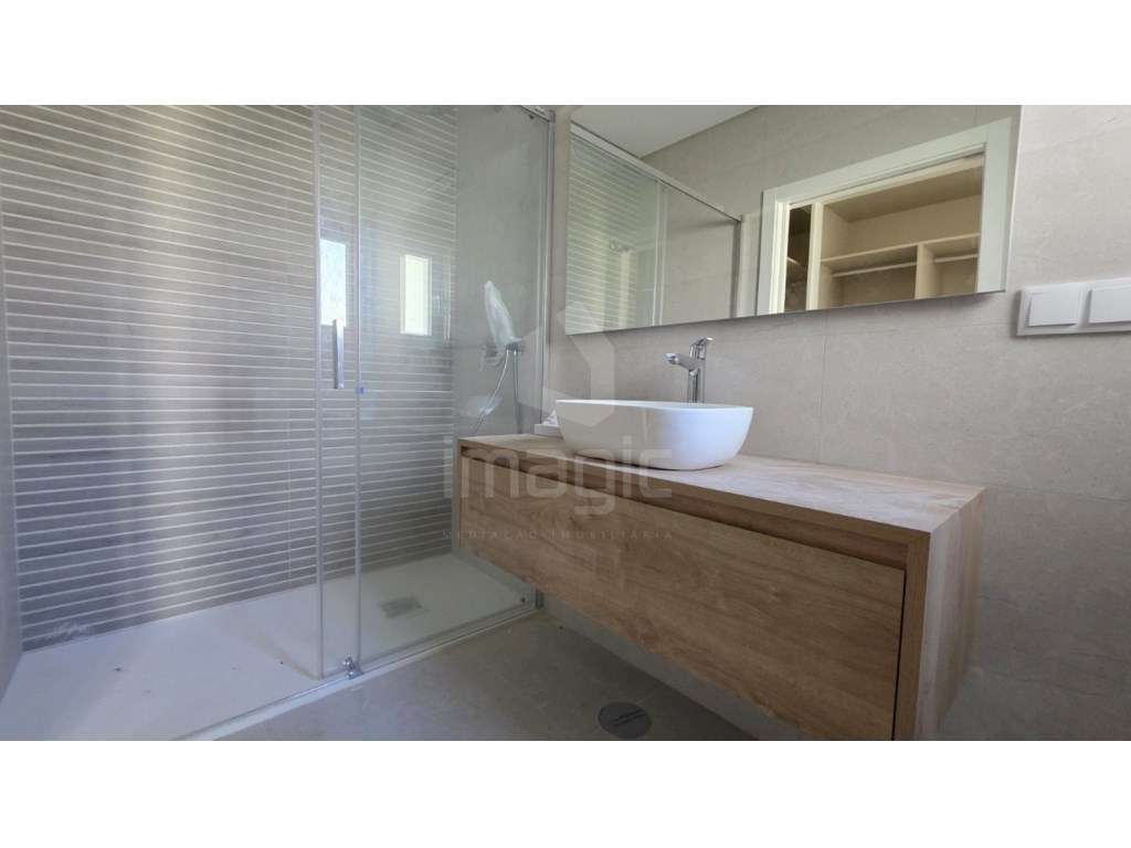 MORADIA T4 TÉRREA NOVA em SANTO ISIDORO-11