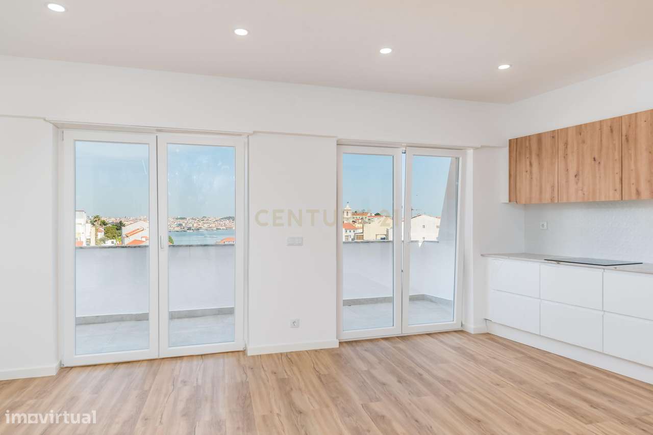 T2 Totalmente Remodelado com Terraço — Almada Centro. - Grande imagem: 4/33