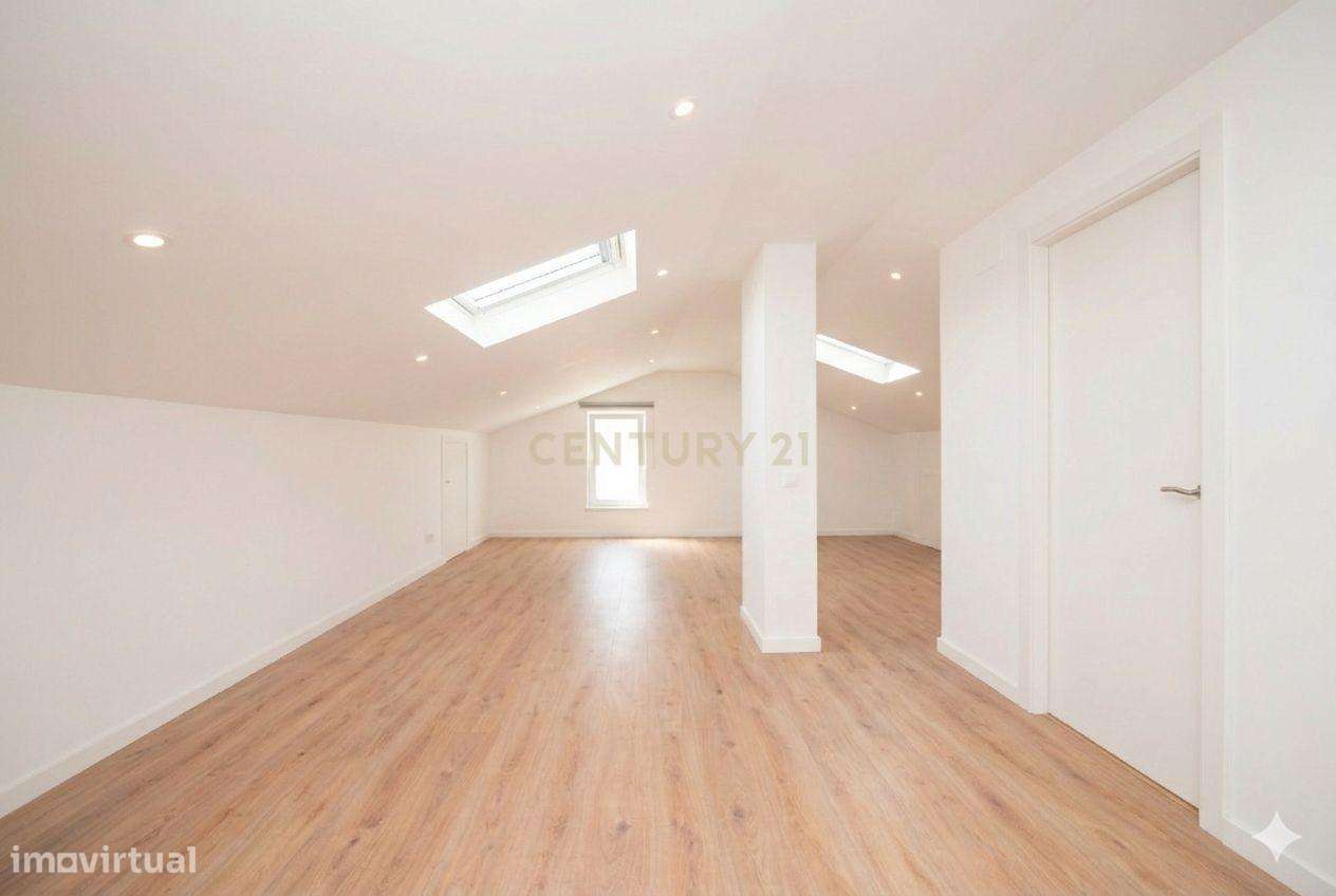 Moradia remodelada de 6 assoalhadas Exclusiva no Estoril-31