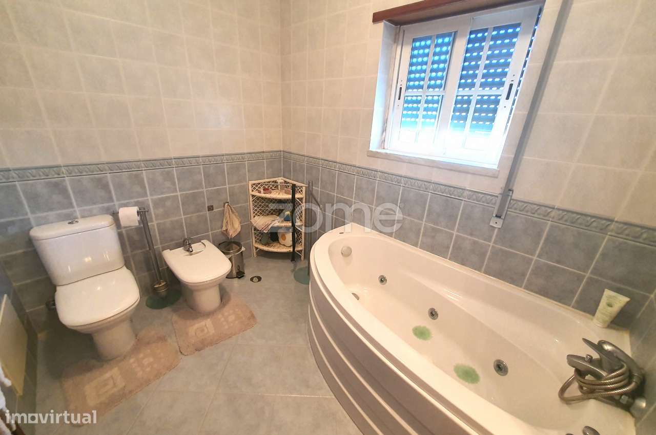 Moradia Isolada com piscina e bastante soalheira-18