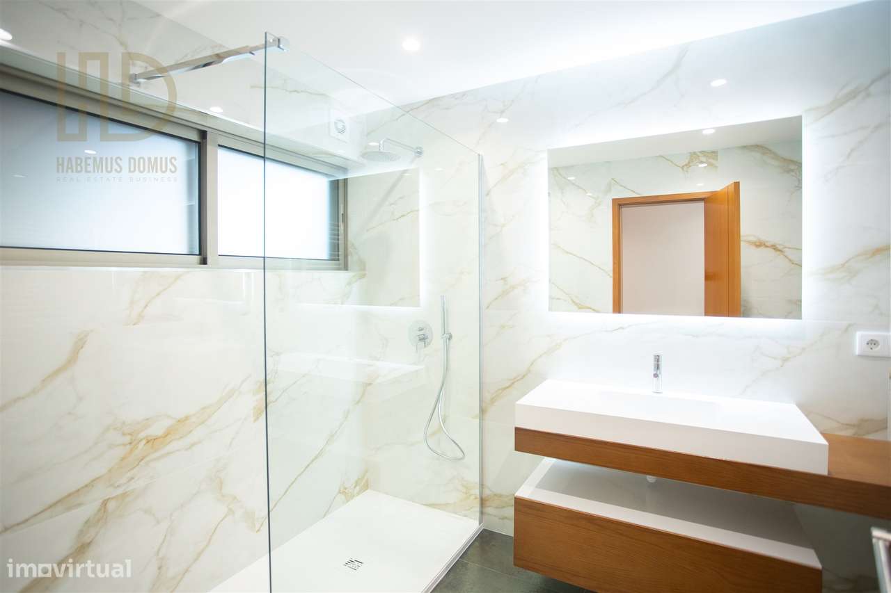 Moradia T3+1 de Luxo com 405m2 a 200 Metros da Praia em Canidelo.-22