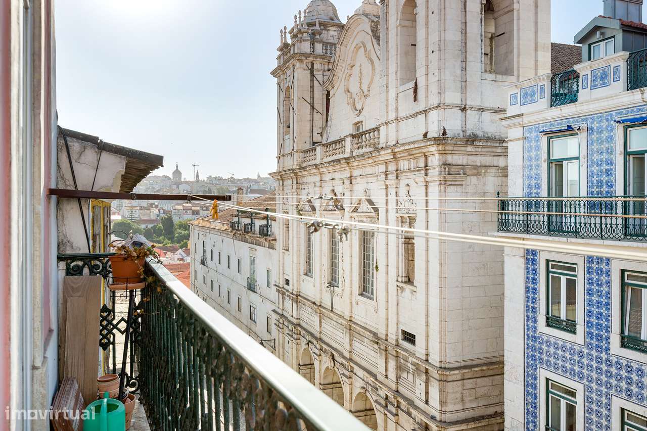 Apartamento T3 com vista desafogada entre Santa Catarina e Chiado-22