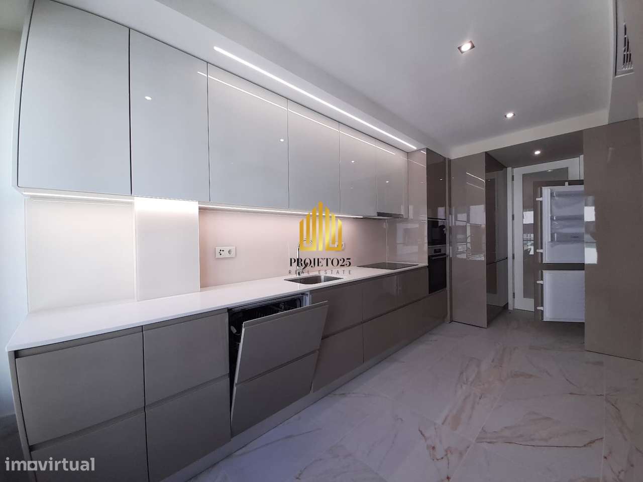 T3 NOVO de Luxo com área bruta de 170m2, junto ao centro e ao Metro!-15