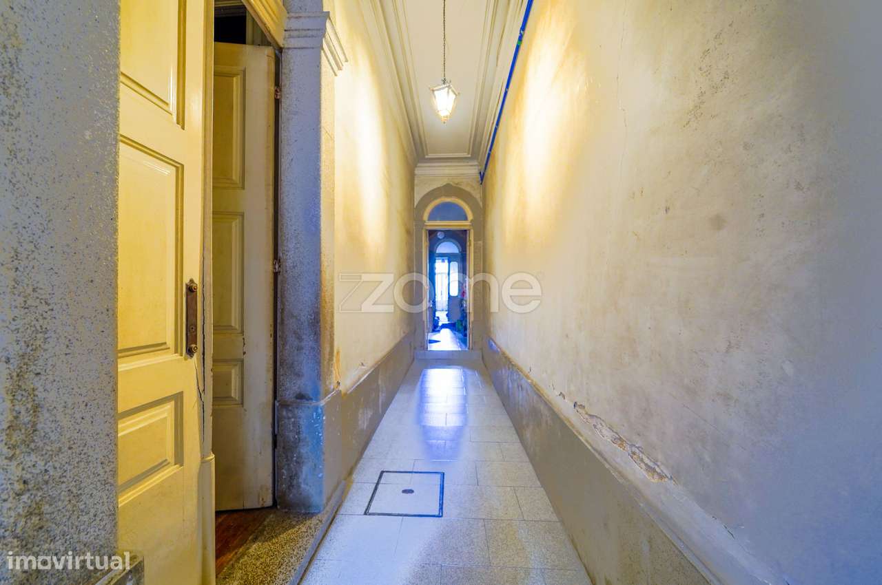 Prédio Junto ao Hospital Santo António e coração histórico do Porto... - Grande imagem: 4/27