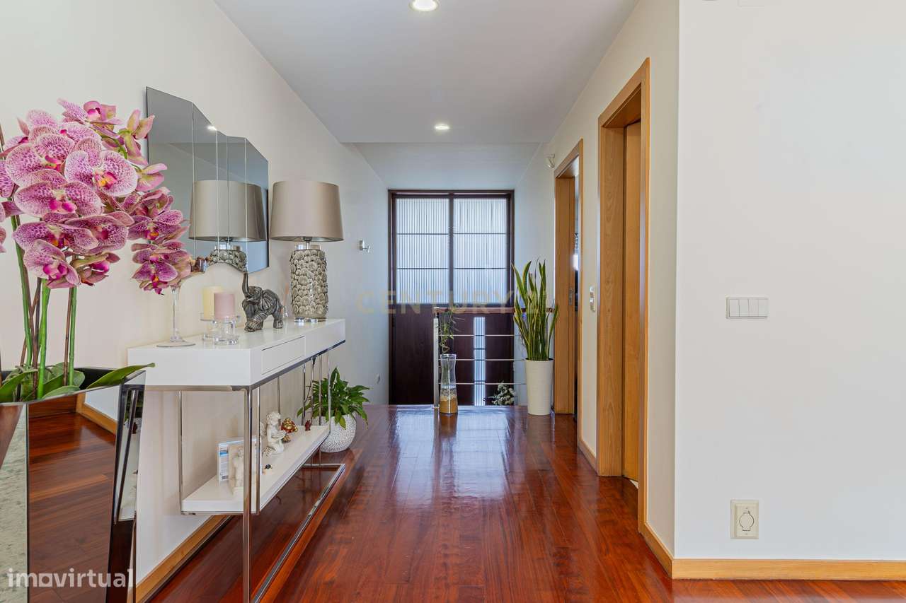 Moradia T4 de gaveto com 650 m2 de área de terreno e com Piscina aque - Grande imagem: 4/37