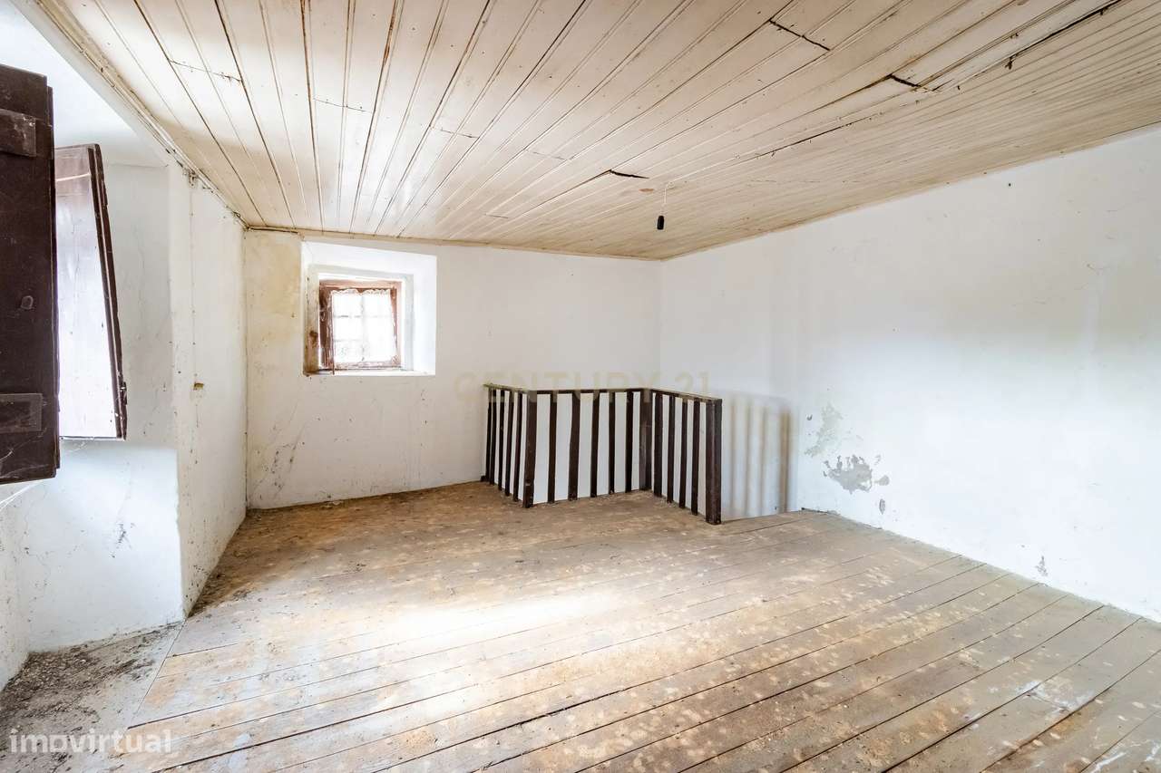 Moradia em ruína, dentro das muralhas em Óbidos-9