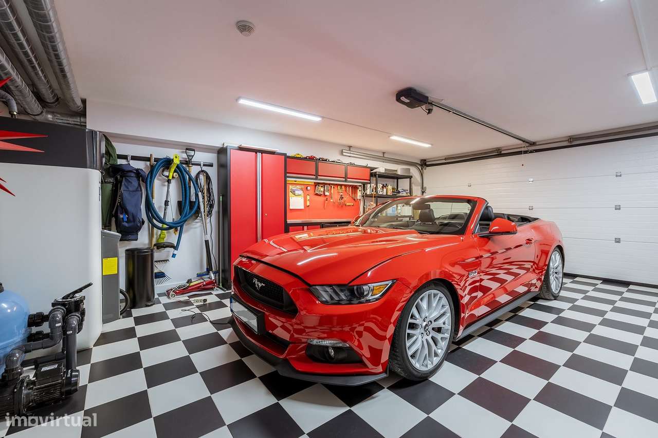 MODERNA E LUXUOSA MORADIA T3 COM PISCINA E GARAGEM PERTO DA MARINA DE-53