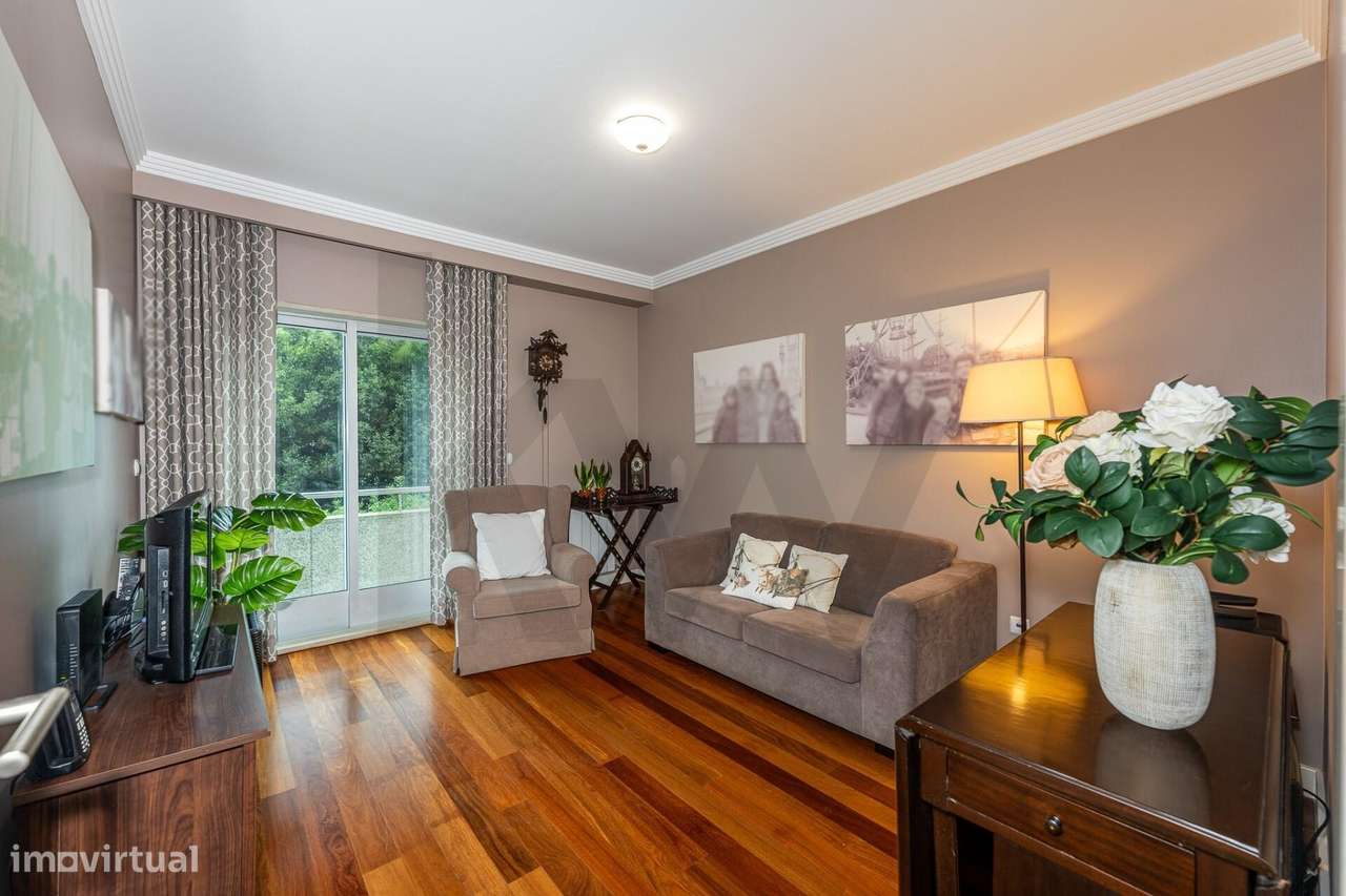 Excelente T5  em Condominio Fechado a Marechal Gomes da Costa, Porto-0