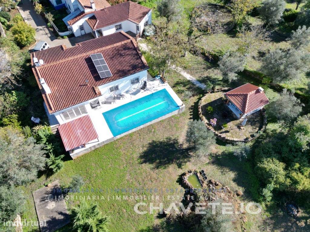 Moradia com garagem e piscina inserida em terreno com 5.600m2. - Grande imagem: 4/46