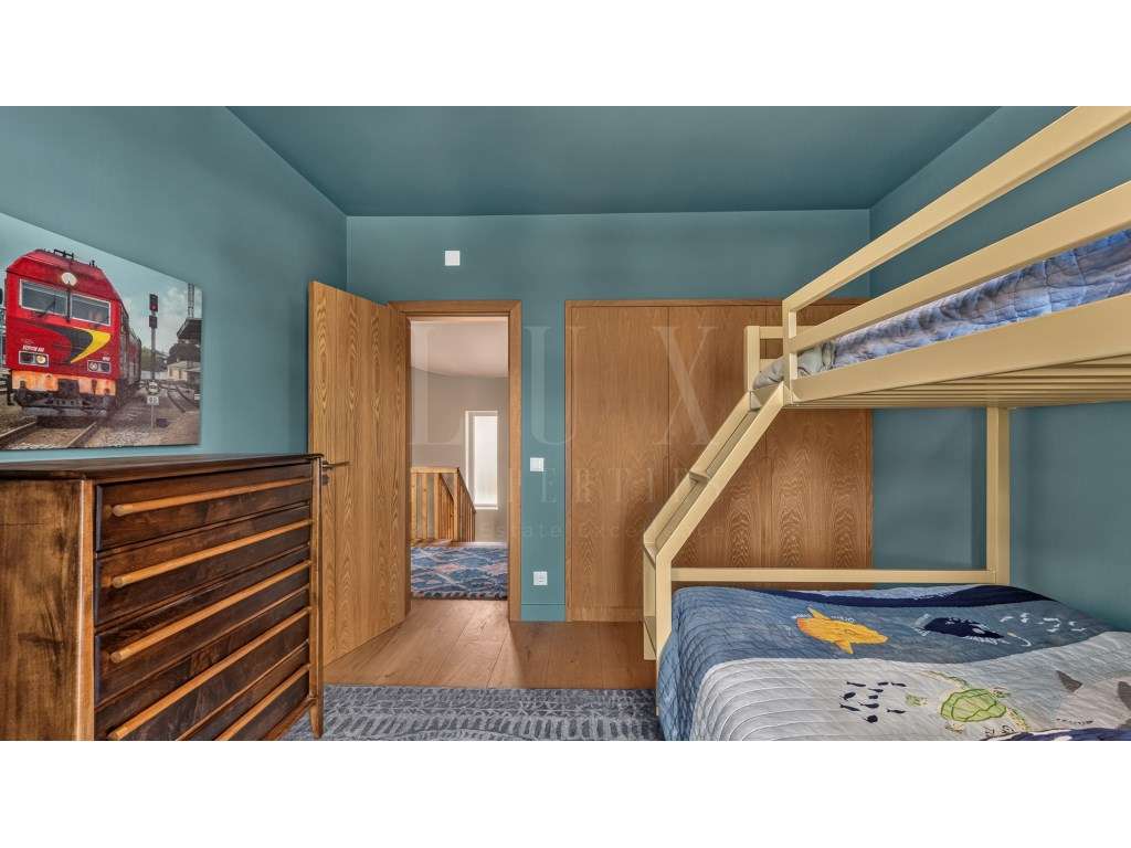 MORADIA T4 TOTALMENTE REMODELADA EM CASCAIS-29