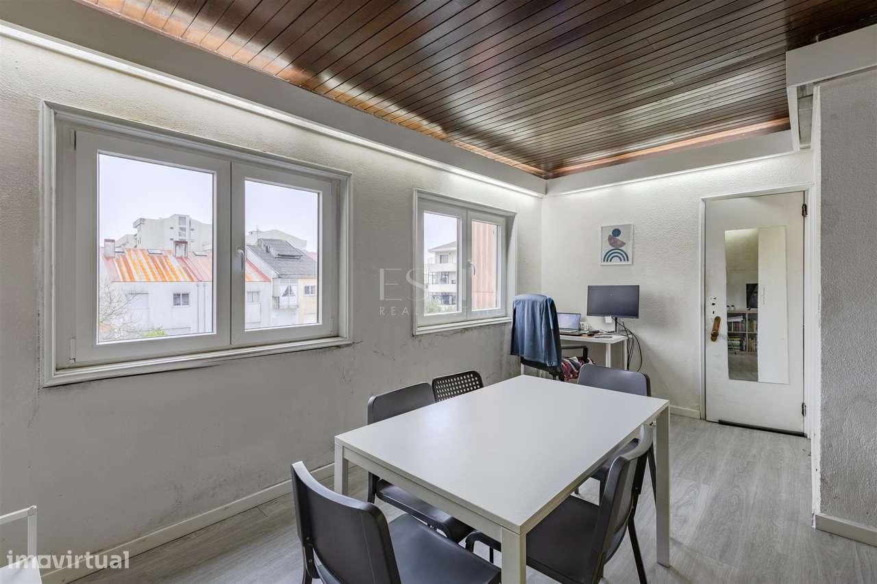 Apartamento T4 nas Antas, junto à Av. Fernão de Magalhães - Grande imagem: 4/21