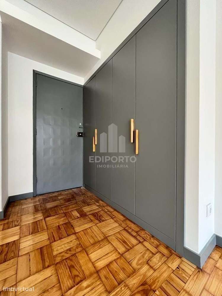 Apartamento T2 remodelado com varanda, à Praça Velásquez e Metro dos C - Grande imagem: 5/15