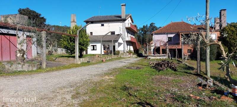 Moradia com logradouro e anexos em Cepões - Grande imagem: 5/31